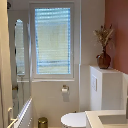 Les Hirondelles De *